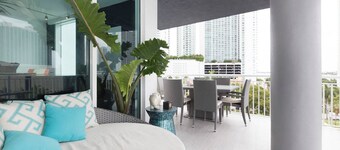 Luxury Edgewater Grand Piano Apartment