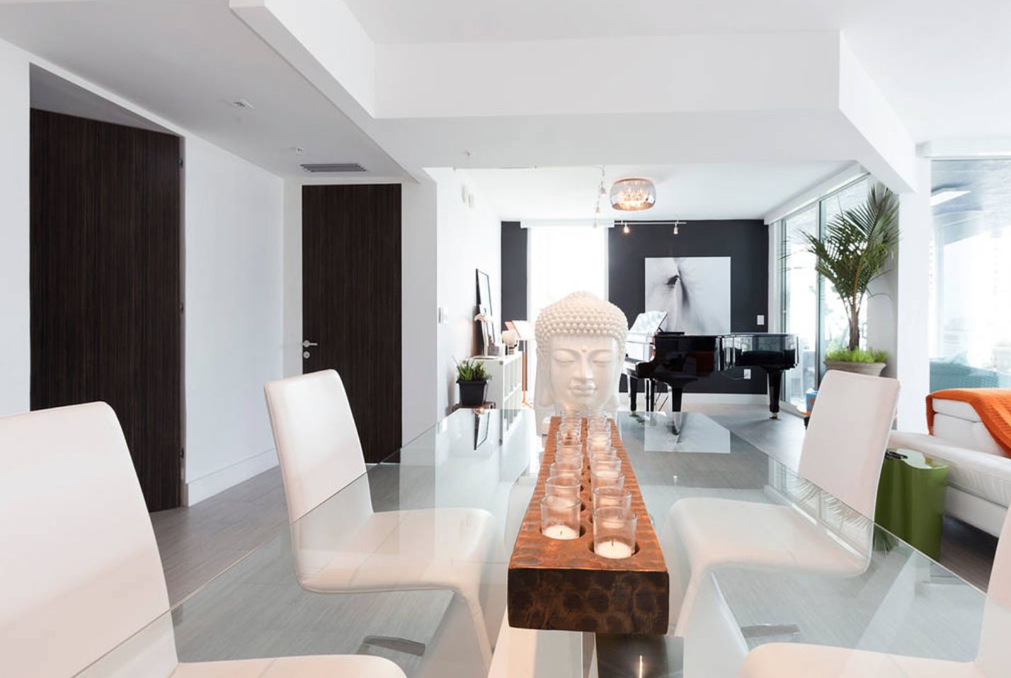 Luxury Apartment, 2 Queen Beds, Bay View | Living area