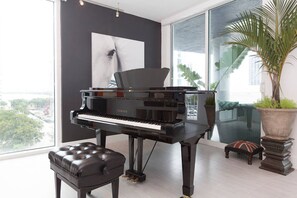 Luxury Apartment, 2 Queen Beds, Bay View | Living room - Luxury Edgewater Grand Piano Apartment (Miami)