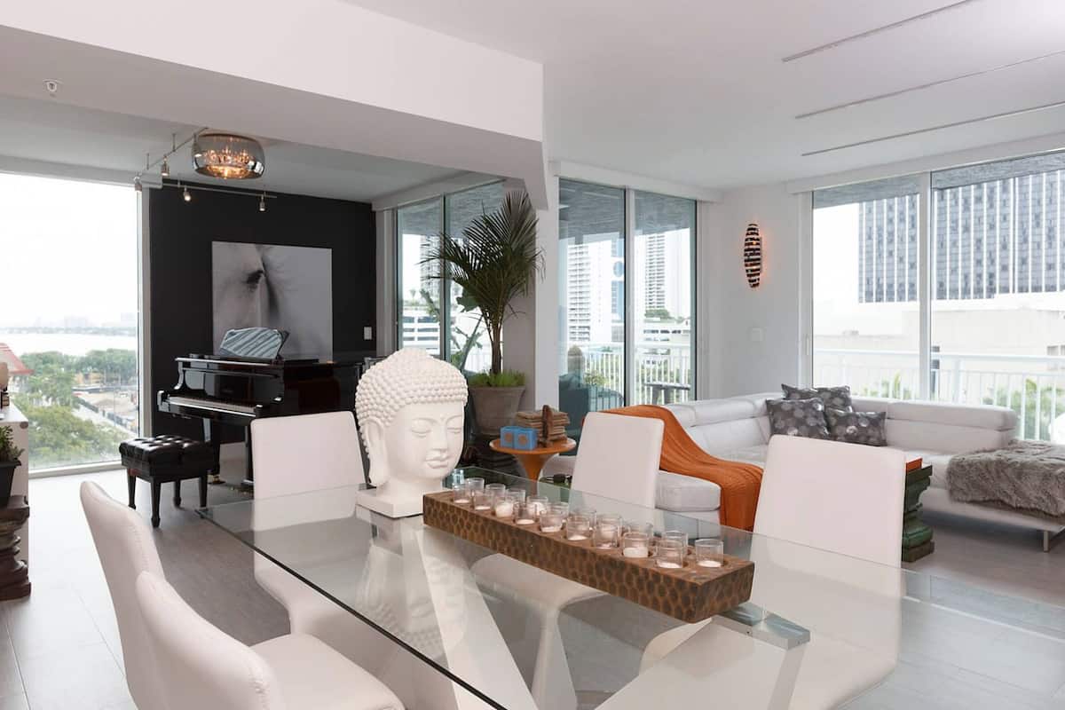 Luxe appartement, 2 queensize bedden, uitzicht op baai | Woonruimte