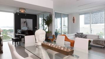 Luxury Apartment, 2 Queen Beds, Bay View | Living area
