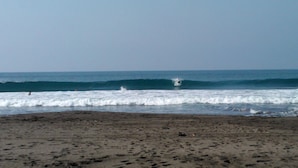 A beach with waves and a clear sky. - La Casa de la Playa (Cuyutlan)