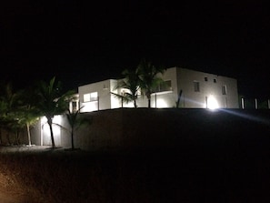 Fassade der Unterkunft – Abend/Nacht