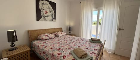 2 bedrooms, iron/ironing board, WiFi