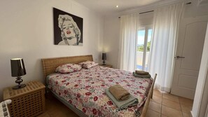 2 bedrooms, iron/ironing board, WiFi