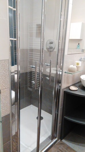 Douche, sèche-cheveux, serviettes fournies, savon