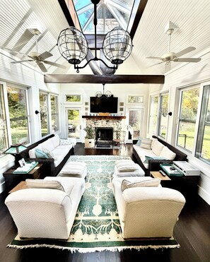 Smart-TV, Kamin, DVD-Player, Bücher