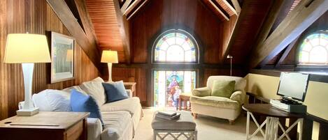 Älytelevisio, takka, DVD-soitin, kirjoja