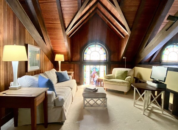 Smart TV, fireplace, DVD player, books