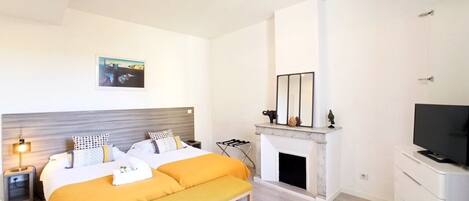 1 bedroom, soundproofing, Internet, bed sheets