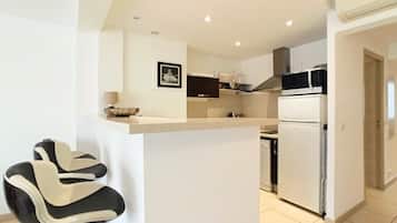 Een koelkast, een microgolfoven, een vaatwasser