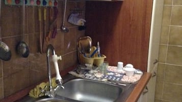 Køleskab, ovn, kogeplade, kaffe-/temaskine