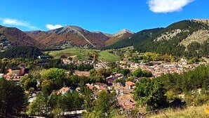 A town nestled in a valley with mountains in the background. - MOUNTAIN HOUSE PESCASSEROLI (pescasseroli)