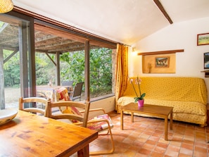 Télévision, cheminée, livres