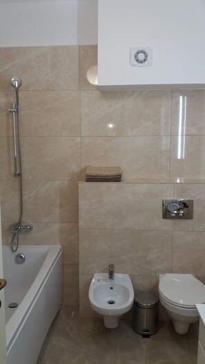 Bathroom - the apartment is family-friendly, welcoming to spend a wonderful stay (Ploiești)