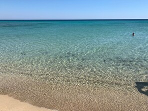 Perto da praia, espreguiçadeiras 