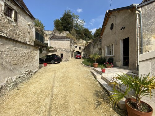 Gîte du Donjon, XVIe siècle, cour privée, entre zoo de Beauval et Chenonceaux