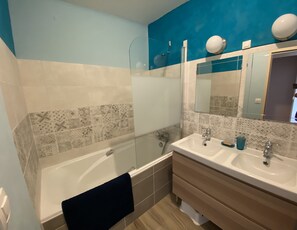 Baignoire, sèche-cheveux, serviettes fournies, savon