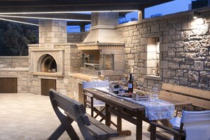 Outdoor dining - Luxury 14 bedroom villa complex with pools and whirlpool next to beach (Koutsouras)