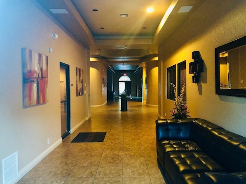 ストリップから新しく改装されたコンドミニアム分！  地上階へのアクセス、階段なし！