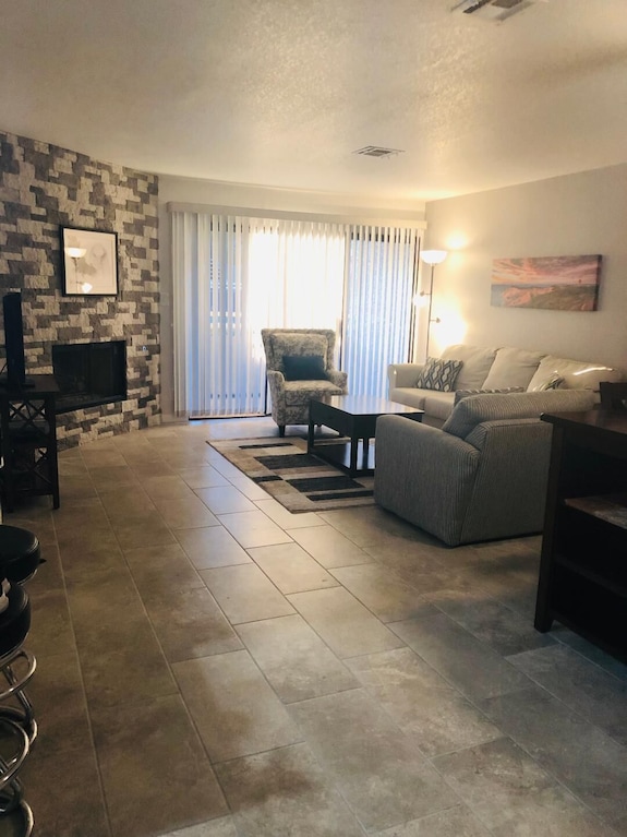 Remodeled Condo! Ground Level Access! Hospitals, Shopping And Strip Close By! - Las Vegas