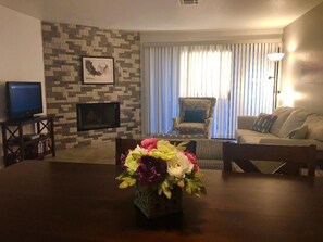 Smart TV, chimenea, reproductor de DVD, libros