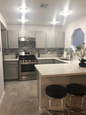 Refrigerador, microondas, horno, placa de cocina