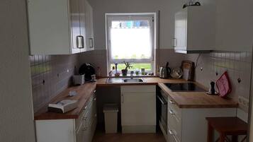 Kühlschrank, Ofen, Herdplatte, Wasserkocher mit Kaffee-/Teezubehör