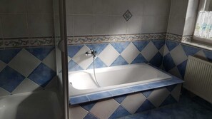 Bathtub, hair dryer, towels, soap - Apartment in a quiet location (Selters (Taunus))