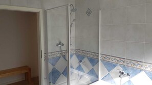 Baignoire, sèche-cheveux, serviettes fournies, savon