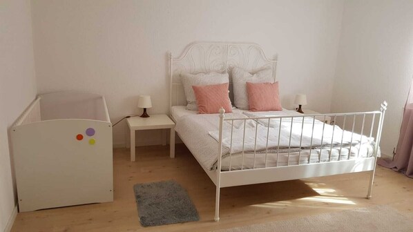 1 bedroom, travel crib, WiFi, bed sheets - Apartment in a quiet location (Selters (Taunus))