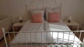 1 bedroom, travel crib, WiFi, bed sheets - Apartment in a quiet location (Selters (Taunus))