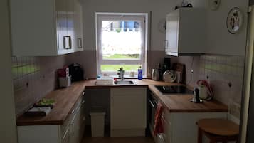 Fridge, oven, stovetop, coffee/tea maker