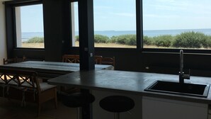 A modern kitchen with large windows overlooking a beach. - Waterfront house Piriac sur mer (Piriac sur mer)