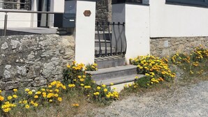 A modern two-story house with a stone facade, large windows, and a balcony. - Waterfront house Piriac sur mer (Piriac sur mer)