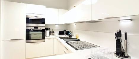 Een koelkast, een microgolfoven, een oven, een vaatwasser