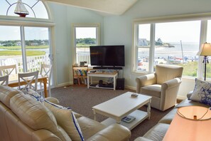 Una televisión, un reproductor estéreo