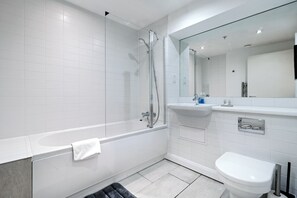 Bathtub, hair dryer, towels - Vienna Apartments - two bedroom (Glasgow)
