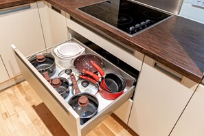 Kühlschrank, Mikrowelle, Ofen, Herdplatte