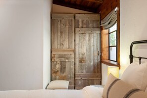 2 bedrooms, iron/ironing board, WiFi, bed sheets - Secluded Magical Panoramic Ocean Views HotTub FirePit Tennis Court (Malibu)