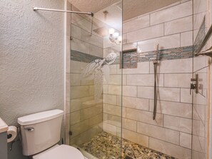 Baignoire, sèche-cheveux, serviettes fournies