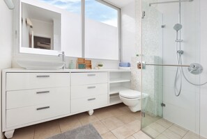 Haartrockner, Handtücher, Shampoo, Toilettenpapier