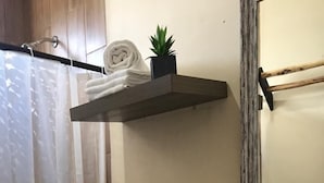 Shower, rainfall showerhead, free toiletries, towels - Xunaan Hotel (Tulum)