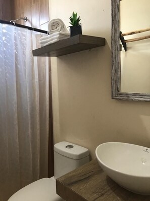 Douche, douche à « effet pluie », articles de toilette gratuits