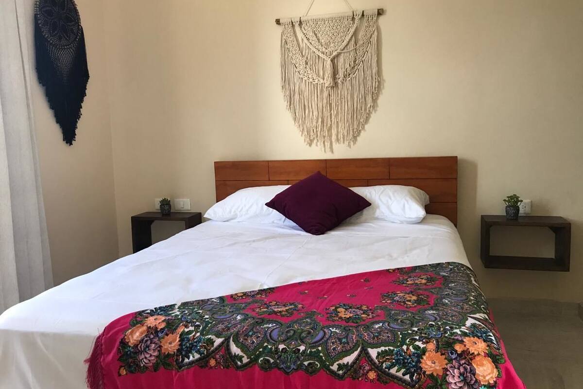 Iron/ironing board, bed sheets
