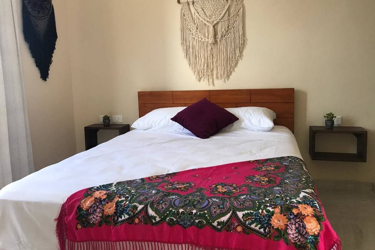 Tabla de planchar con plancha y ropa de cama