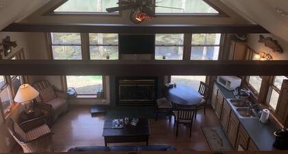 Perfect spot for fishing the White River/Small cabin sleeps 2-4/1 Bdrm with loft