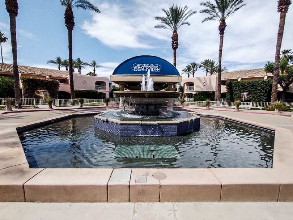 Een buitenzwembad en een verwarmd zwembad