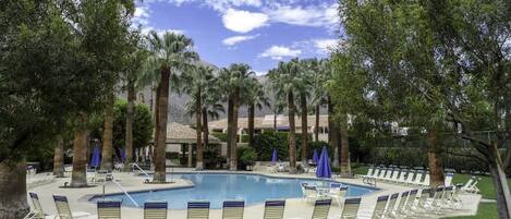 Utomhuspool och uppvärmd pool