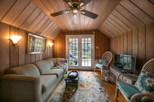 Fully Renovated "Old Florida" Apartment